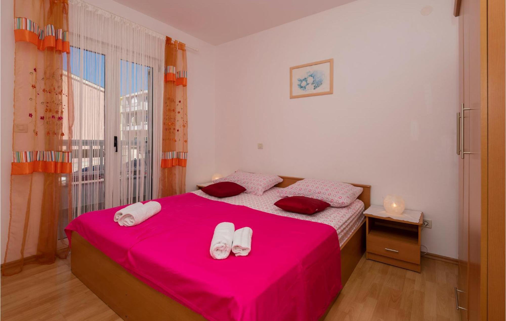 Lovely Apartment In Makarska With Kitchen 외부 사진