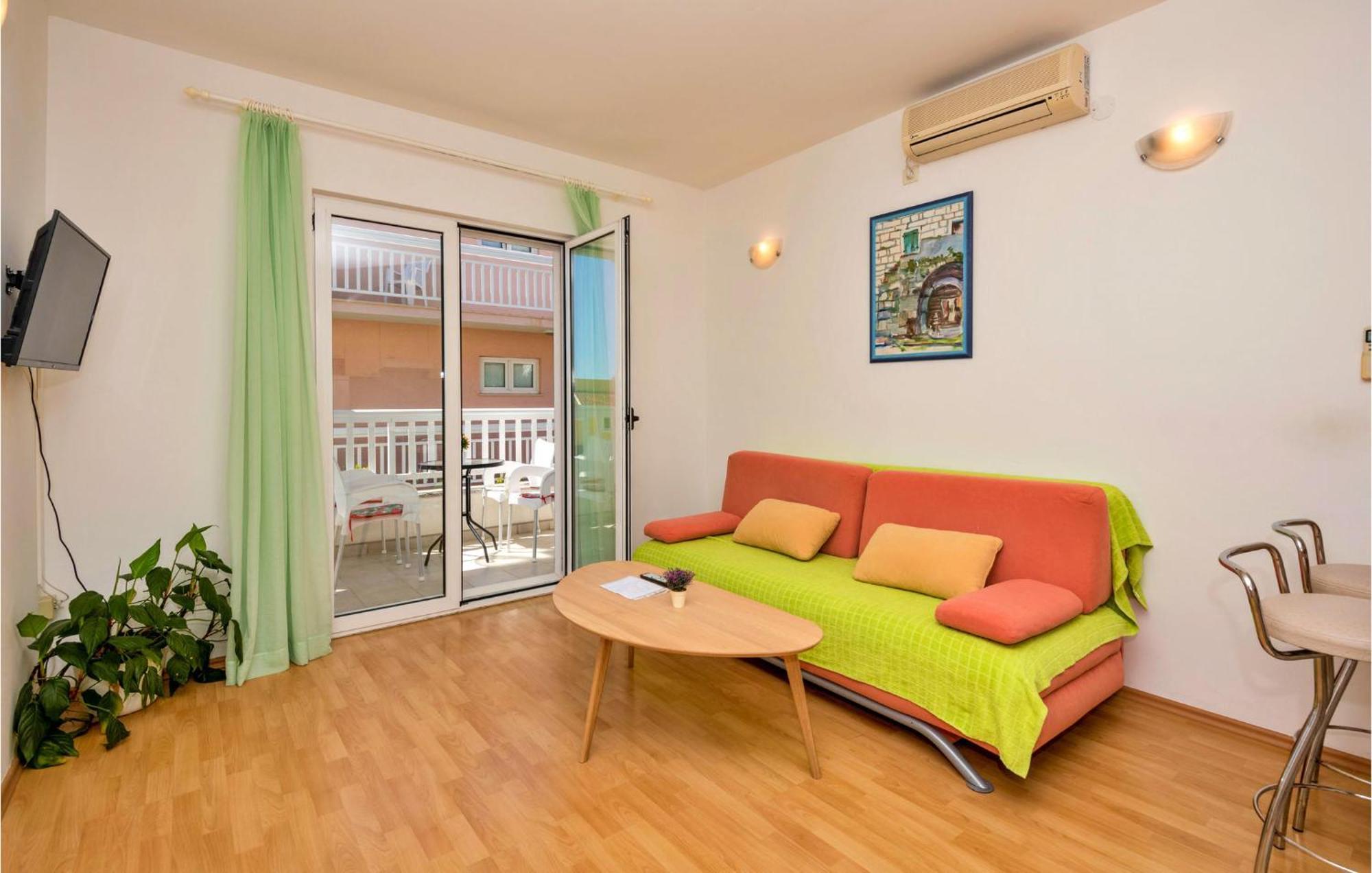 Lovely Apartment In Makarska With Kitchen 외부 사진