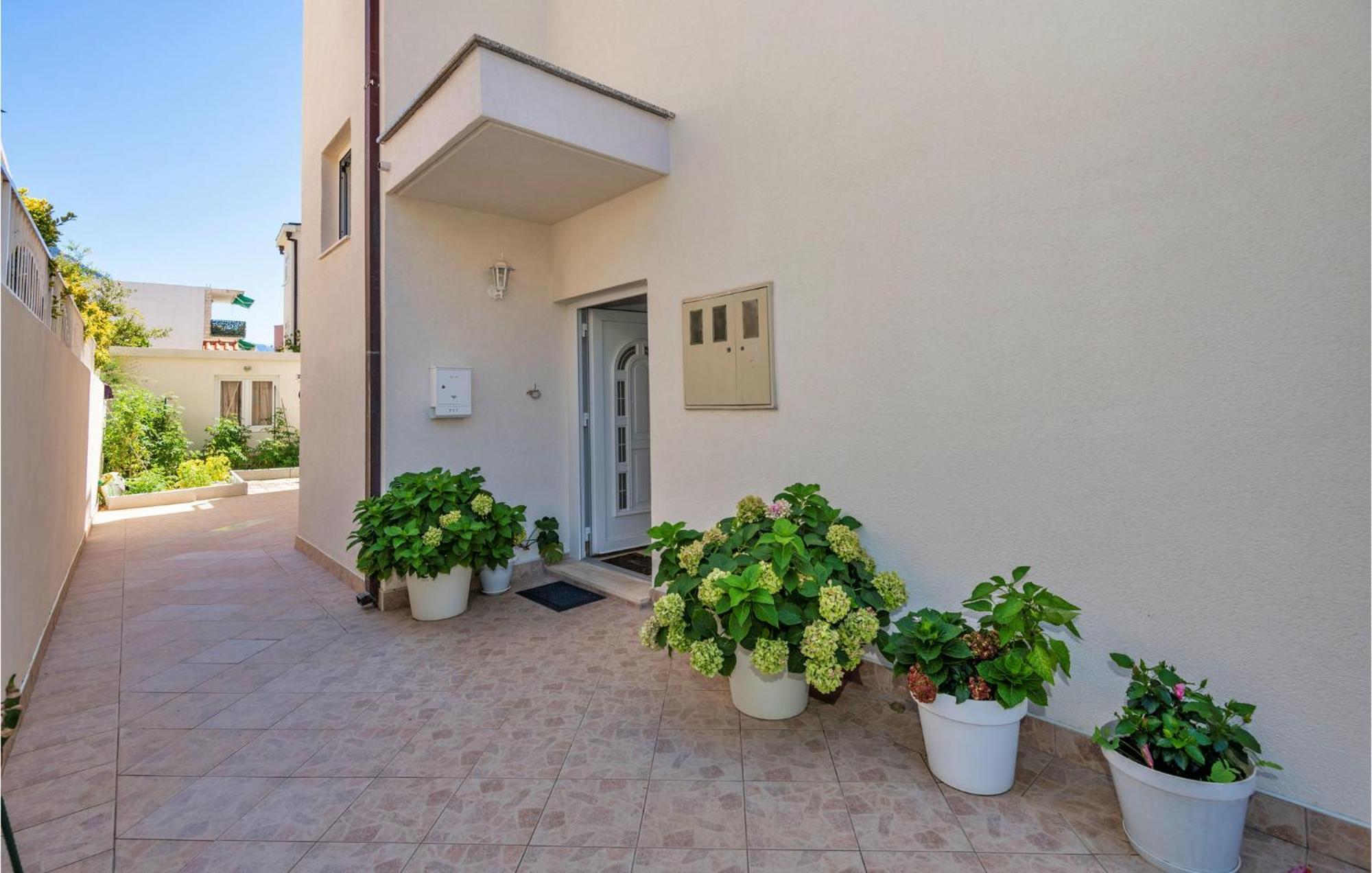 Lovely Apartment In Makarska With Kitchen 외부 사진