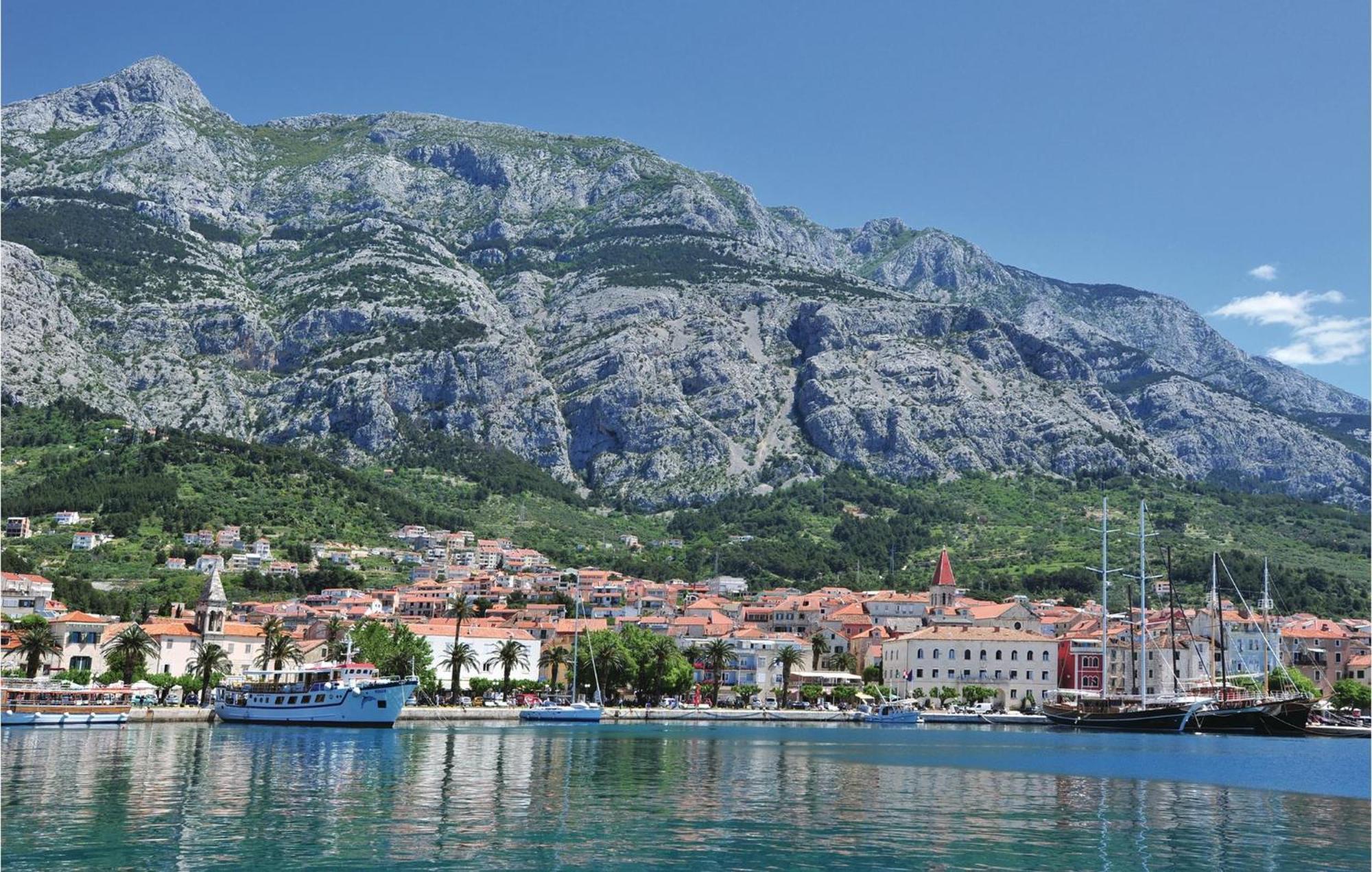 Lovely Apartment In Makarska With Kitchen 외부 사진